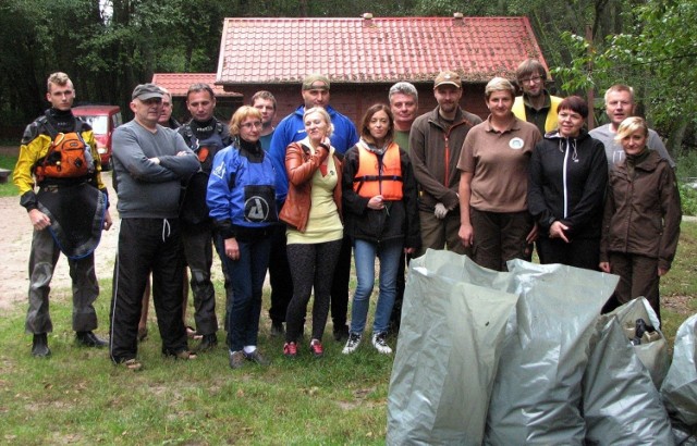 Szesnastoosobowa grupa z różnych instytucji posprzątała Brdę na odcinku  Rudzki Most - Piła Młyn.