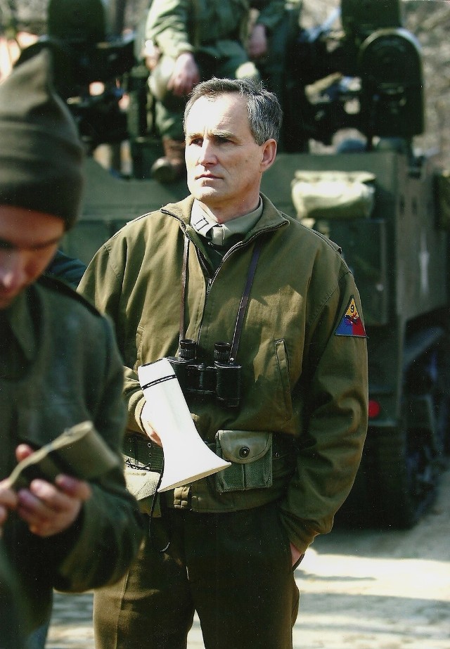Andrzej Szczytko jako Thomas Gregg w serialu „Tajemnica twierdzy szyfrów”. Czy zastąpi Zbigniewa Brzozę jako dyrektor Ł4K?