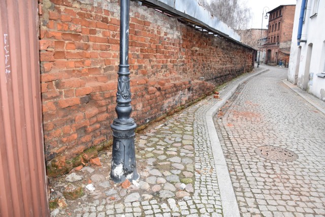 Nasi Czytelnicy sygnalizowali nam, że z muru przy ulicy Podmurnej lecą cegły. Zgłaszaliśmy problem przewodniczącej komisji infrastruktury Rady Miasta Justynie Bestry. Nie uzyskaliśmy odpowiedzi. Informacje przekazaliśmy także Urzędowi Miasta, który też nie odniósł się do sprawy