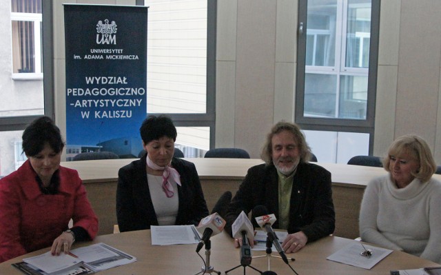 Władze kaliskiego wydziału UAM podczas konferencji prasowej