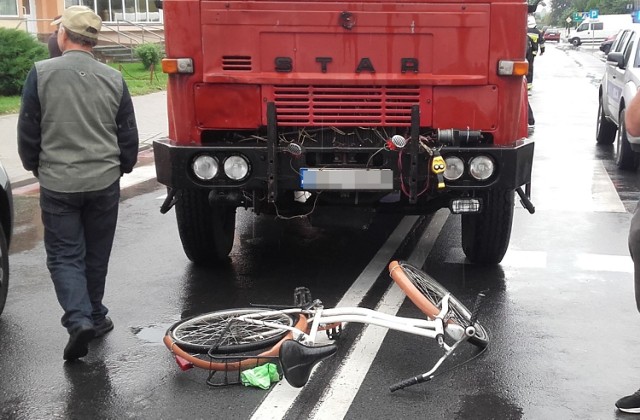 82-letni rowerzysta został zabrany do szpitala przez załogę karetki pogotowia, jednak mimo akcji ratowniczej mężczyzna zmarł