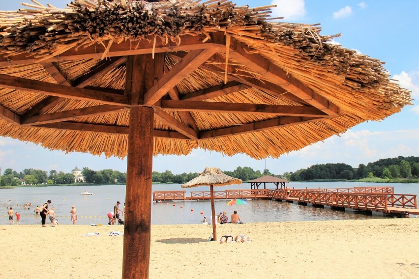 Kąpielisko w Głownie to piaszczysta plaża i parasole w stylu...