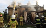 Pożar w Kamocinie, nie żyje młoda kobieta. Ogień pojawił się o świcie, dom jednorodzinny doszczętnie spłonął. ZDJĘCIA