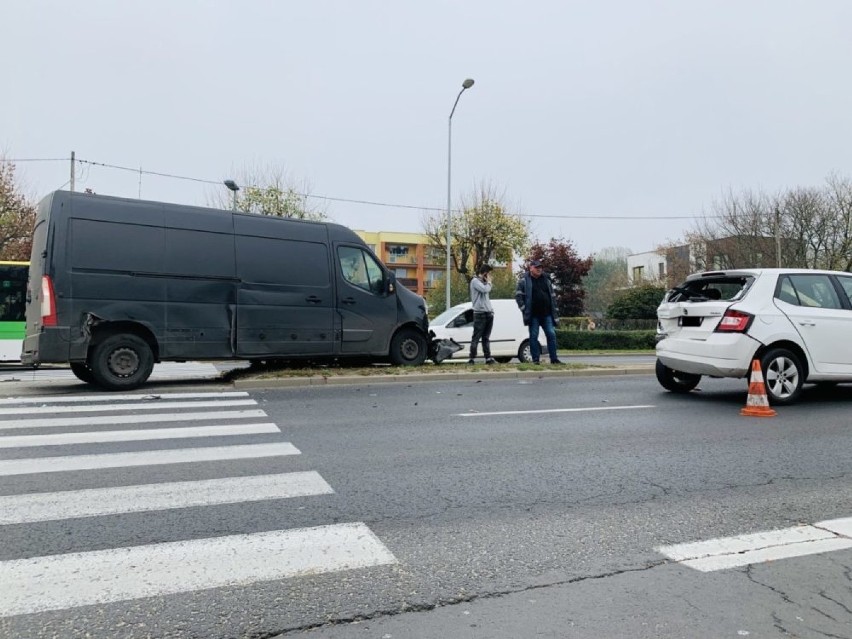 Kierowca busa renault uderzył w jadącą przed nim skodę...