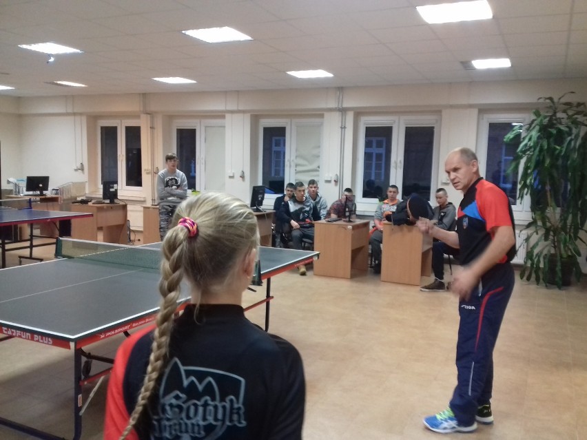 Profesjonalny pokaz gry w tenisa stołowego w ŚHP w Toruniu