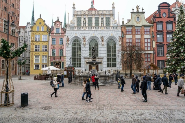 Wigilijny spacer pełen zadumy. W Gdańsku mieszkańcy i turyści przecinali ulice Głównego Miasta w oczekiwaniu na pierwszą gwiazdkę