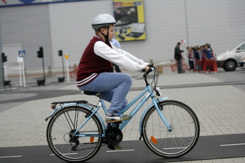 Legnica: Uczniowie zdają na kartę rowerową (FOTO)
