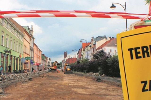 Plac Wyzwolenia w Nowej Soli przechodził wiele zmian. W planie była ogromna metamorfoza, której celem było stworzenie w tym miejscu deptaka. Zobacz archiwalne zdjęcia z tego miejsca.