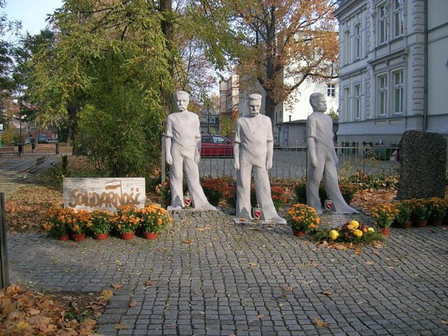 Zielona Góra, skwer Solidarności. Pomnik Robotników Solidarności autorstwa artysty rzeźbiarza Henryka Gawanowskiego.