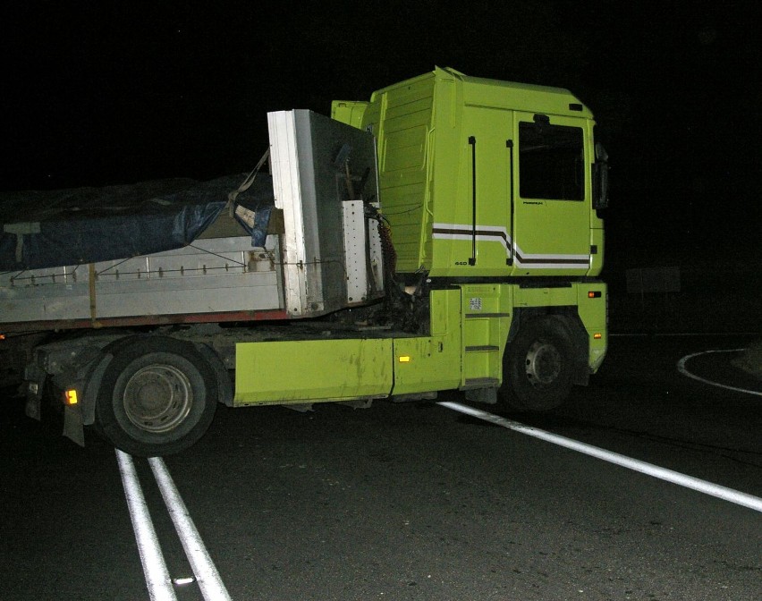 Ciągnik siodłowy z naczepą zepsuł się na skrzyżowaniu koło Skrzydlewa