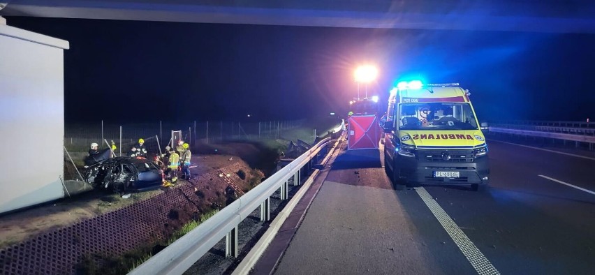 Śmiertelny wypadek na S5 koło Leszna. Auto wypadło z drogi i rozbiło się na betonowym filarze wiaduktu. Zginął kierowca skody ZDJĘCIA