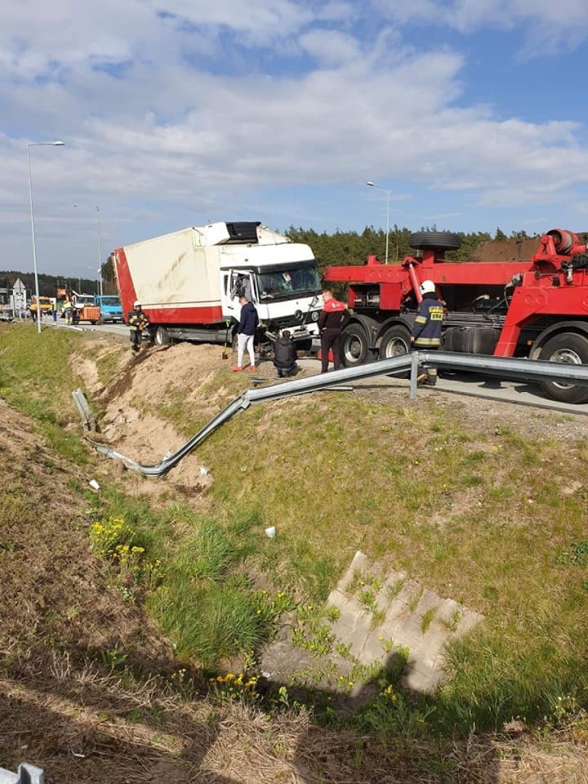Wypadek samochodu ciężarowego na S8 koło Lubochni [ZDJĘCIA]