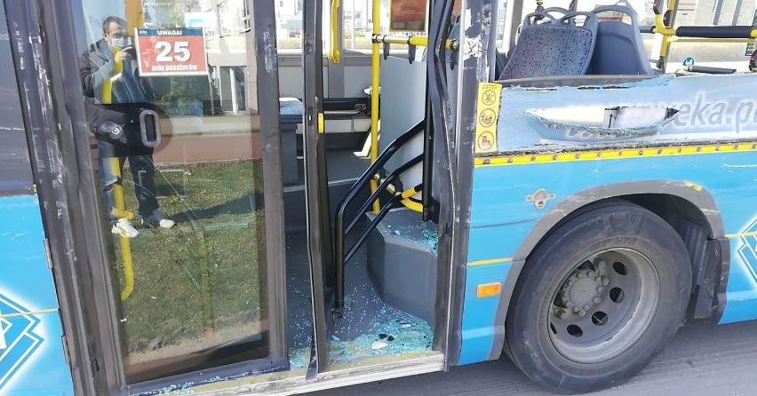 Kierowca miejskiego autobusu na rondzie na ulicy Poznańskiej...