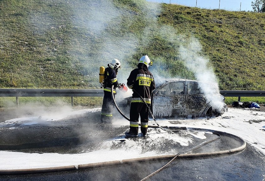 Pożar samochodu na autostradzie A4 na węźle Rudno, w okolicy Grojca w powiecie chrzanowskim