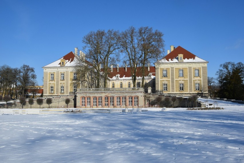 Żagański park i fontanny w zimowej szacie. Pałac i duża...