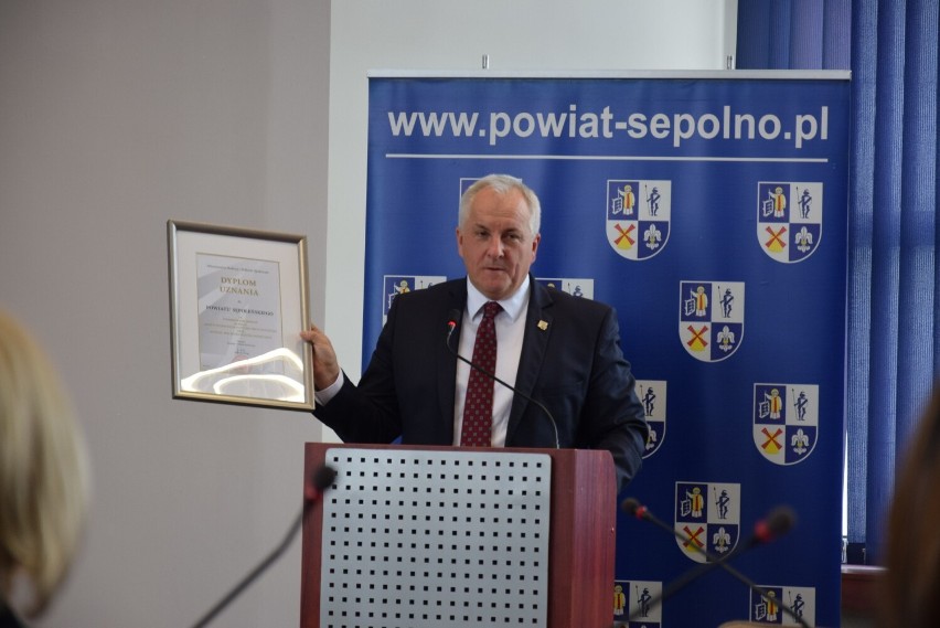 Starosta sępoleński Jarosław Tadych podziękował dyrektorom...