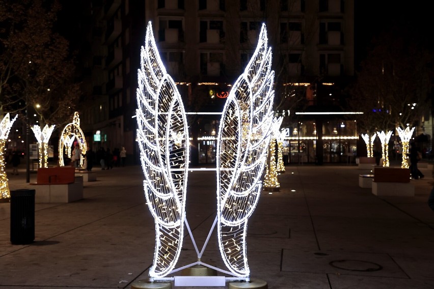 Świąteczna iluminacja w Warszawie. Lśniące dekoracje stanęły na placu Pięciu Rogów. Tak światełka ozdobiły betonowy plac 