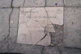 Radomsko: Zniszczone tablice Muzeum Żydowskiego do naprawy czy usunięcia?