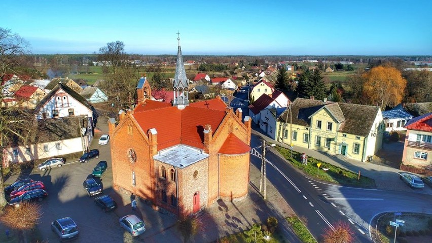 Poznajecie ten neogotycki kościół? Tak pięknie prezentuje się wieś nieopodal Gorzowa z lotu ptaka!