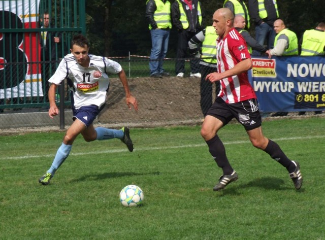 Jesienią Soła Oświęcim pokonała na własnym boisku Beskid 3:1. Jak będzie w Andrychowie i czy Przemysław Knapik (z lewej) przypomni się golem miejscowym kibicom?