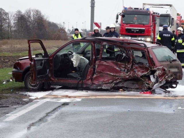 W piątek rano zderzyły się trzy samochody na krajowej "jedenastce". W zderzeniu ucierpiał także czwarty samochód, który stał na pobliskiej posesji. Dwie osoby zostały przetransportowane do szpitala. Droga S11 jest zablokowana.

Zobacz więcej: Wypadek w Kotlinie: Karambol trzech aut. DK11 zablokowana [ZDJĘCIA]