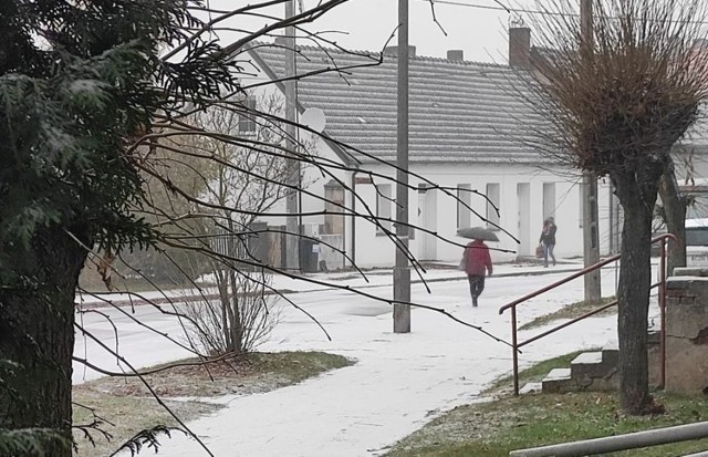 Dzieci się cieszą licząc na to, że po południu uda im się ulepić pierwszego bałwana. Niepokoją się za to kierowcy, gdy powrót z pracy do domu może być bardziej niebezpieczny niż zwykle