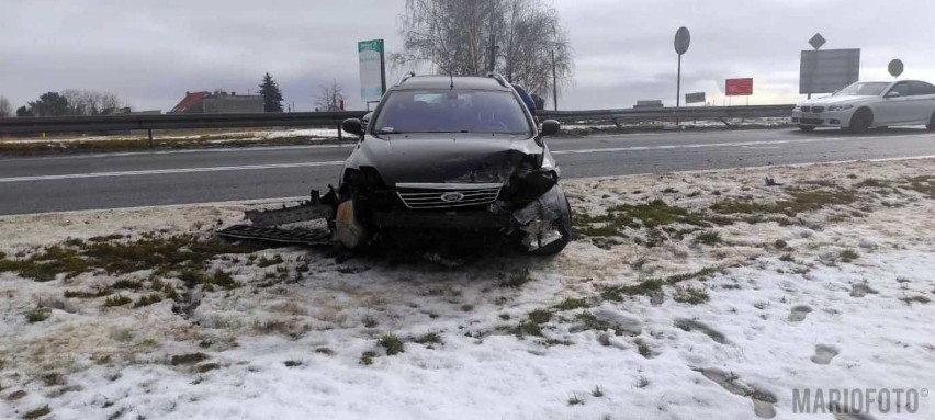 Zimnice Małe. Wypadek na DK45 koło taśmociągu. Osobowy ford uderzył w bariery i zahaczył o inny samochód