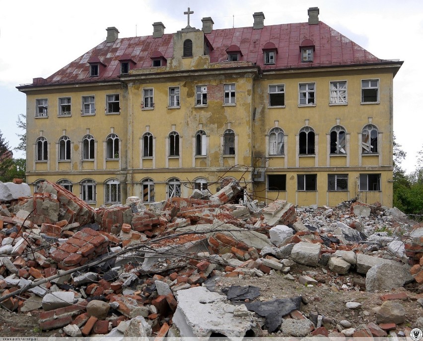 Zwłoki mężczyzny na terenie dawnego szpitala. Na miejscu pracują śledczy!