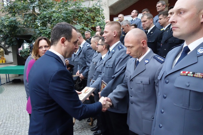 22 policjantów i 16 strażaków regionu łódzkiego otrzymało...