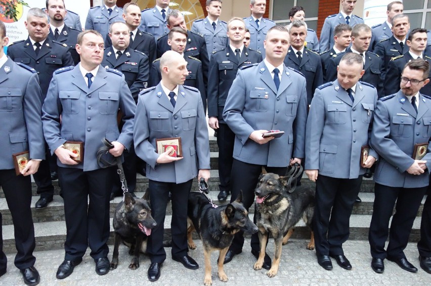 22 policjantów i 16 strażaków regionu łódzkiego otrzymało...