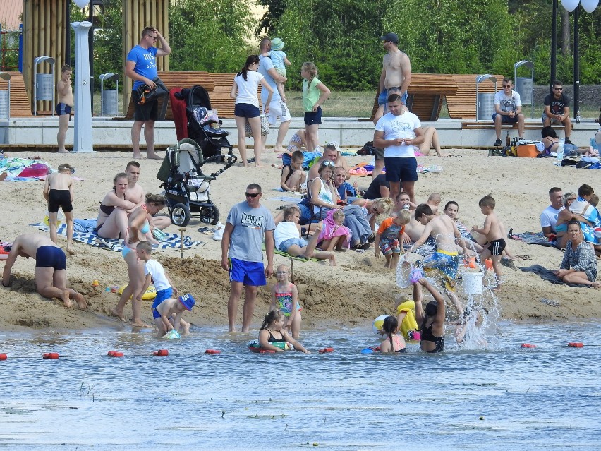 Tłumy nad zalewem w Korycinie. Wszyscy chcą zobaczyć, jak wygląda wyremontowana plaża (zdjęcia)