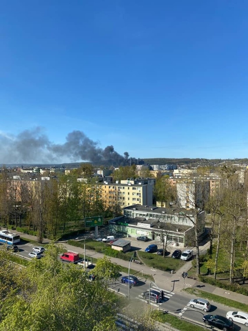 Kłęby czarnego dymu nad północnymi dzielnicami Gdyni, 4.05.2022. Płonął magazyn przy serwisie samochodowym 