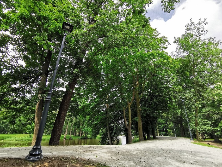 Park Miejski w Kaliszu. Na wałach pojawiły się nowe latarnie