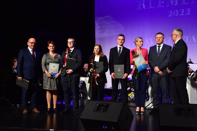 Nagrody dla najzdolniejszych uczniów szkół ponadpodstawowych powiatu żnińskiego zostały wręczone na scenie Miejskiego Domu Kultury w Barcinie.