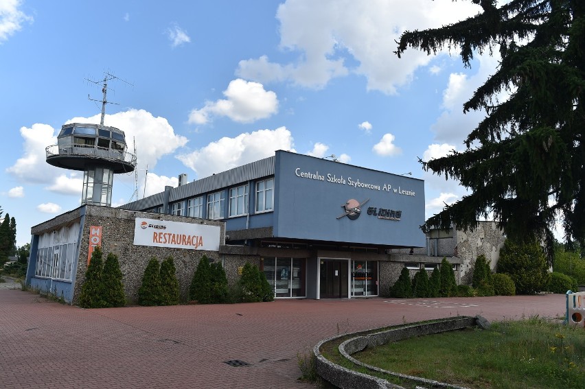 Po zburzeniu hotelu na lotnisku w Lesznie powstać ma muzeum? Miasto zapewnia, że wieża ocaleje [ZDJĘCIA]
