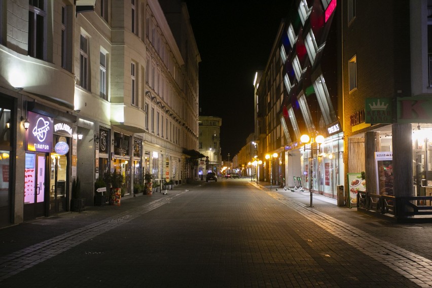 Koronawrius, Warszawa. Imprezowe ulice bez śladu życia. Tak w sobotnią noc wyglądała stolica