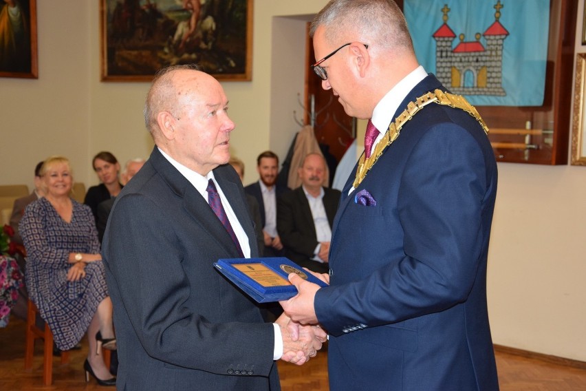 Stanisław Musiał odbiera "Honorowy Medal Burmistrza Żnina"...