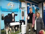 Na targu w Żorach ludzie kupują mleko prosto od krowy 