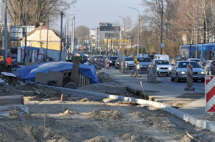 Na przebudowywanej ul. Wielickiej regularnie tworzą się...