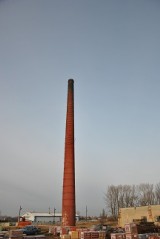 Krotoszyn - Runął 50-metrowy, stuletni komin Cerabudu przy ulicy Przemysłowej