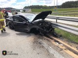 Wypadek na S8 pod Tomaszowem. Samochód osobowy uderzył w bariery ochronne