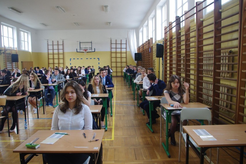 Zamość: Egzamin gimnazjalny 2016. Uczniowie zdawali biologię, chemię i matematykę. ZDJĘCIA