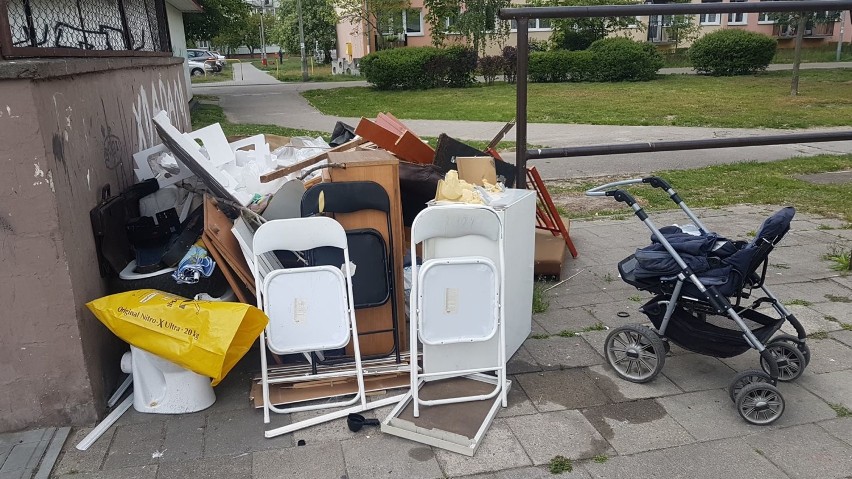Nieodebrane odpady wielkogabarytowe na osiedlu Kazimierza Wielkiego we Włocławku. Wiemy co się stało [zdjęcia]