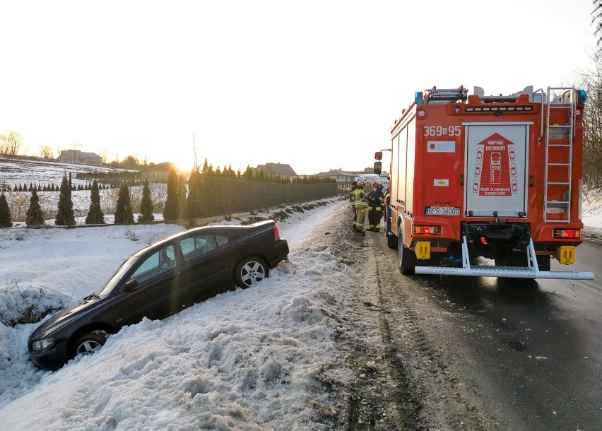 Wypadek w Orzechowcach pod Przemyślem. Kierująca volvo wjechała do rowu, pogotowie ratunkowe zabrało ją do szpitala [ZDJĘCIA]