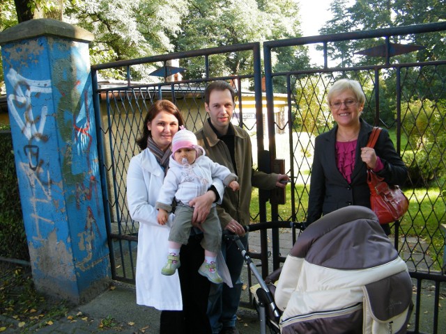Aleksandra i Leszek Lesińscy na zdj. z córką Amelią i Małgorzatą Dubiel chcą przedszkola w Śródmieściu