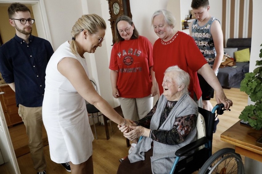 Klara Mańkowska z powiatu aleksandrowskiego skończyła 100 lat. Odebrała medal marszałka [zdjęcia]