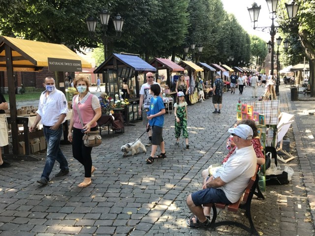 W każdą sobotę i niedzielę, do końca sierpnia w godzinach 11.00-18.00 trwa Letni Jarmark na ul. Nowobramskiej w Słupsku. Odwiedzający miasto turyści mogą skorzystać z szerokiej oferty tradycyjnych i regionalnych produktów spożywczych, a także nabyć artykuły wystawione przez rękodzielników, antykwariuszy i lokalnych artystów. Tak było na jarmarku w miniony weekend (15-16 sierpnia).