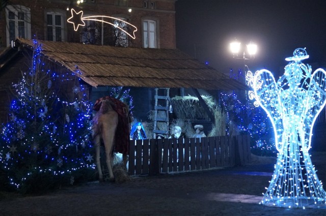 Na Rynku w Gniewkowie stoi już bożonarodzeniowa szopka. Warto odwiedzić to miejsce