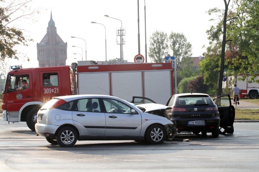 Wrocław: Wypadek seata i forda na Ślężnej. Kierujące trafiły do szpitala (ZDJĘCIA)