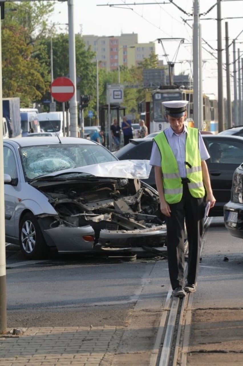 Wrocław: Wypadek seata i forda na Ślężnej. Kierujące trafiły do szpitala (ZDJĘCIA)